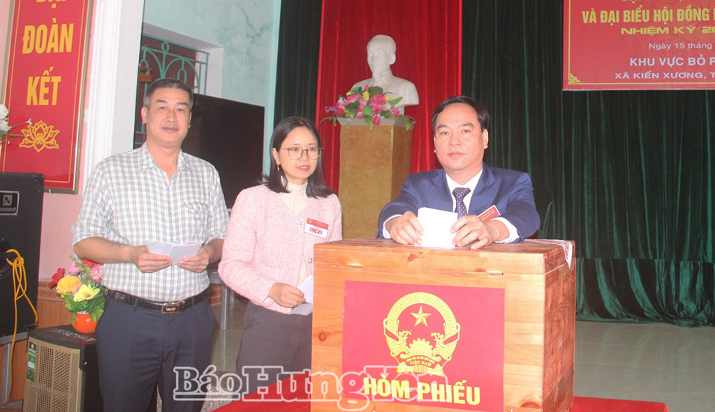 Đồng chí Phó Chủ tịch HĐND tỉnh Vũ Ngọc Trì kiểm tra công tác bầu cử tại một số địa phương