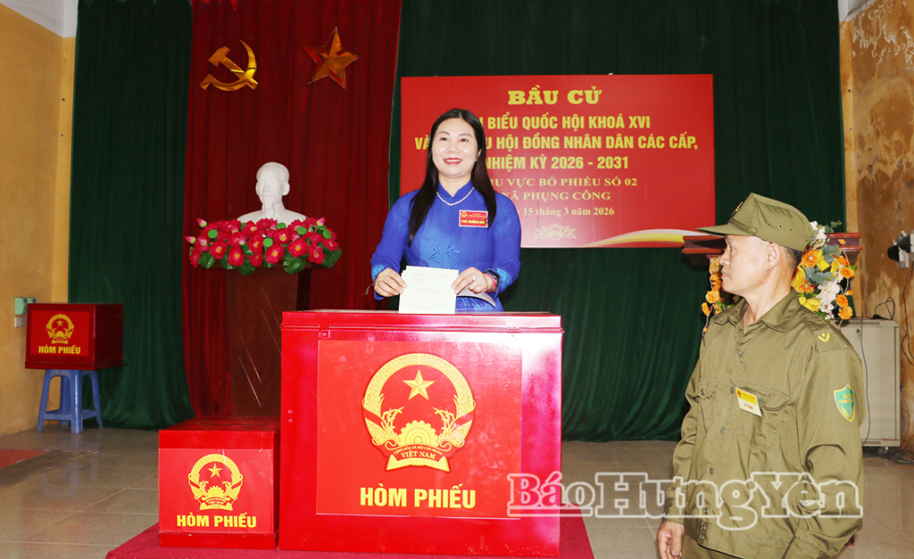 Đồng chí Phó Chủ tịch HĐND tỉnh Trần Thị Tuyết Hương dự lễ khai mạc bầu cử tại xã Mễ Sở