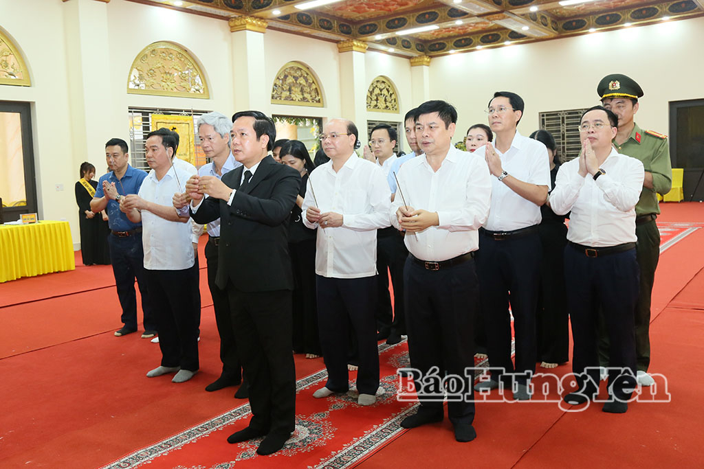 Đoàn đại biểu Tỉnh ủy, HĐND, UBND, Ủy ban MTTQ Việt Nam tỉnh viếng Trưởng lão Hòa thượng Thích Thanh Dục