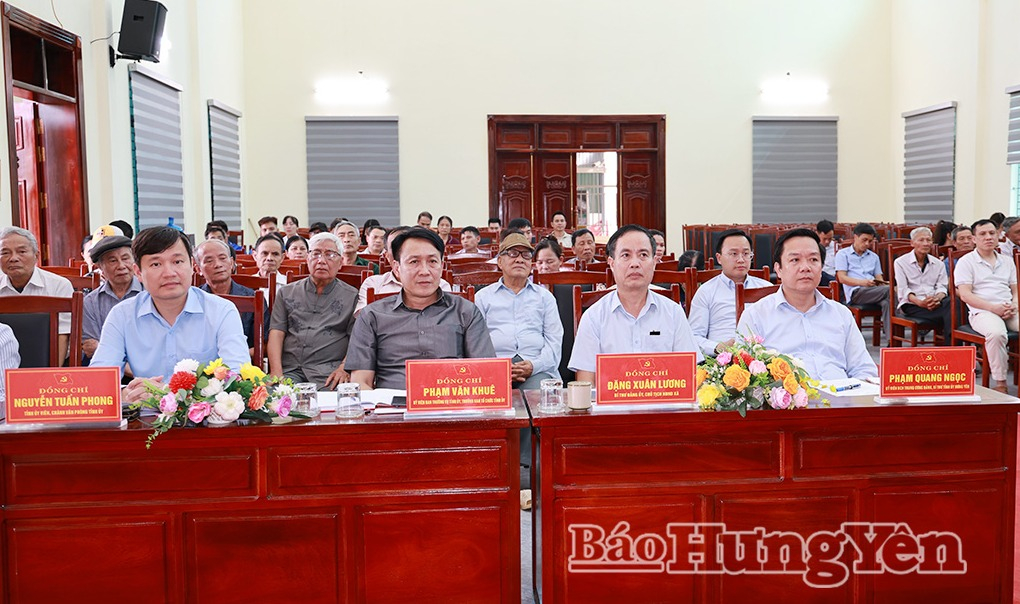 Đồng chí Phạm Quang Ngọc, Ủy viên Ban Chấp hành Trung ương Đảng, Bí thư Tỉnh ủy dự sinh hoạt Đảng tại Chi bộ thôn Ốc Nhiêu