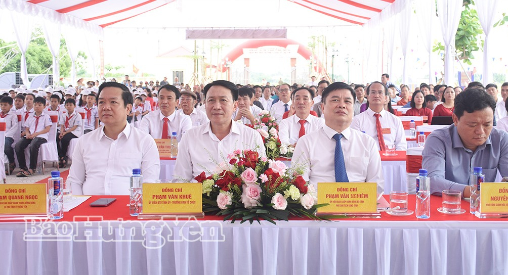 Đồng chí Phạm Quang Ngọc, Ủy viên Ban Chấp hành Trung ương Đảng, Bí thư Tỉnh ủy dự lễ khánh thành công trình trường học tại xã Nguyễn Du