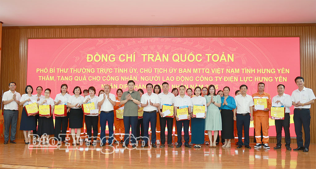 Đồng chí Trần Quốc Toản, Phó Bí thư Thường trực Tỉnh ủy, Chủ tịch Ủy ban MTTQ Việt Nam tỉnh tặng quà cho người lao động có hoàn cảnh khó khăn