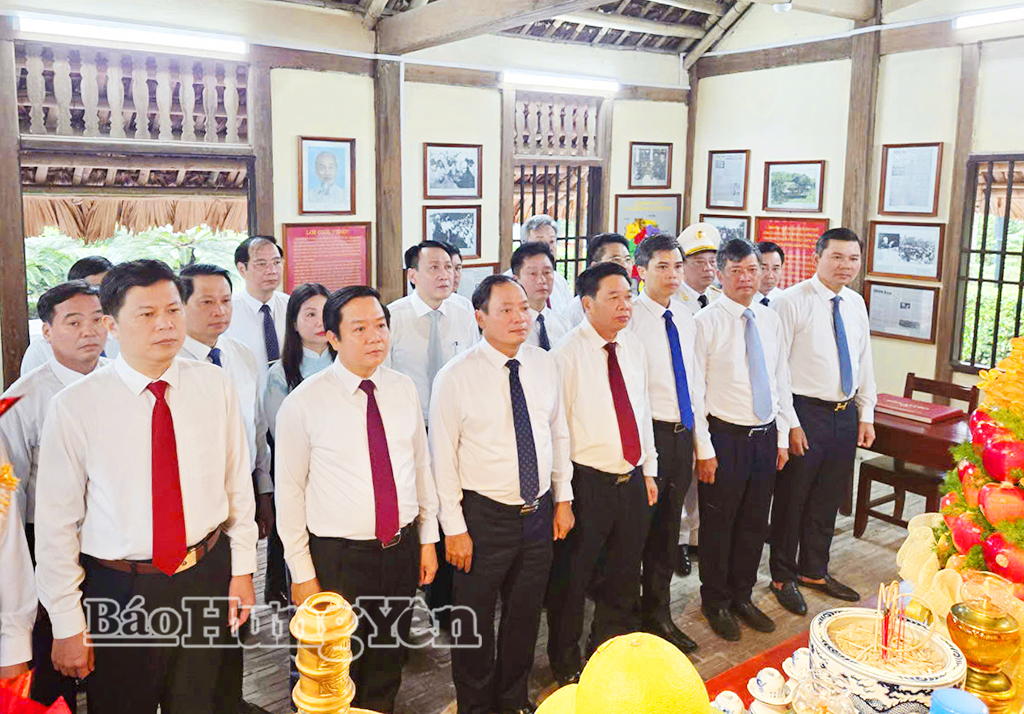 Dâng hương tưởng nhớ Chủ tịch Hồ Chí Minh