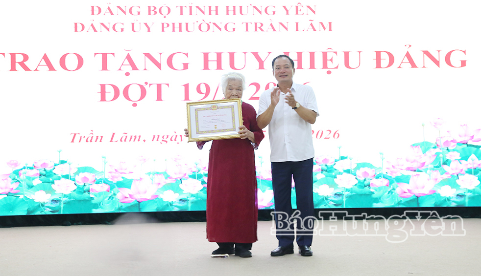 Đồng chí Trần Quốc Văn, Phó Bí thư Tỉnh ủy, Chủ tịch HĐND tỉnh trao Huy hiệu Đảng tặng các đảng viên cao tuổi Đảng