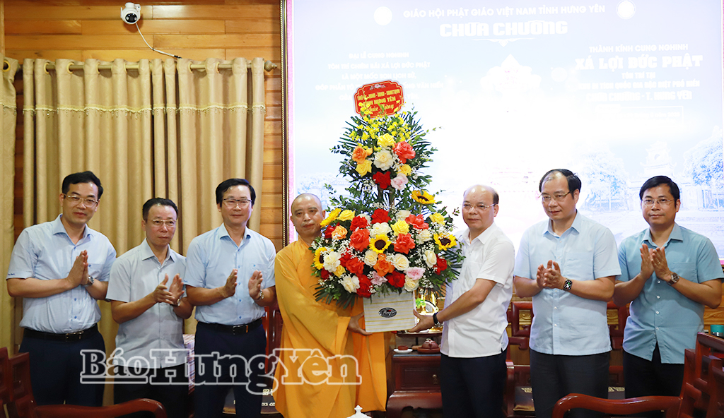 Đồng chí Đặng Thanh Giang, Ủy viên Ban Thường vụ Tỉnh ủy, Phó Chủ tịch HĐND tỉnh thăm, chúc mừng chức sắc Phật giáo tại chùa Chuông