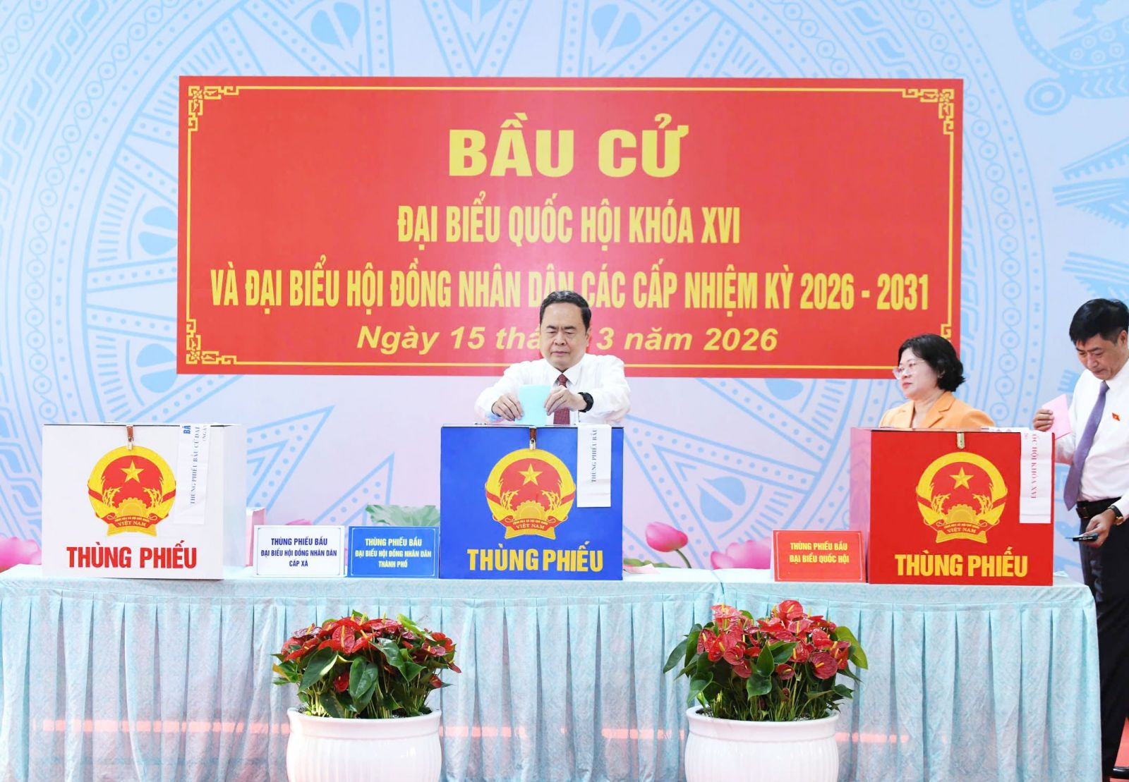 Chủ tịch Quốc hội Trần Thanh Mẫn bỏ phiếu bầu cử tại xã Hóc Môn, TP. Hồ Chí Minh
