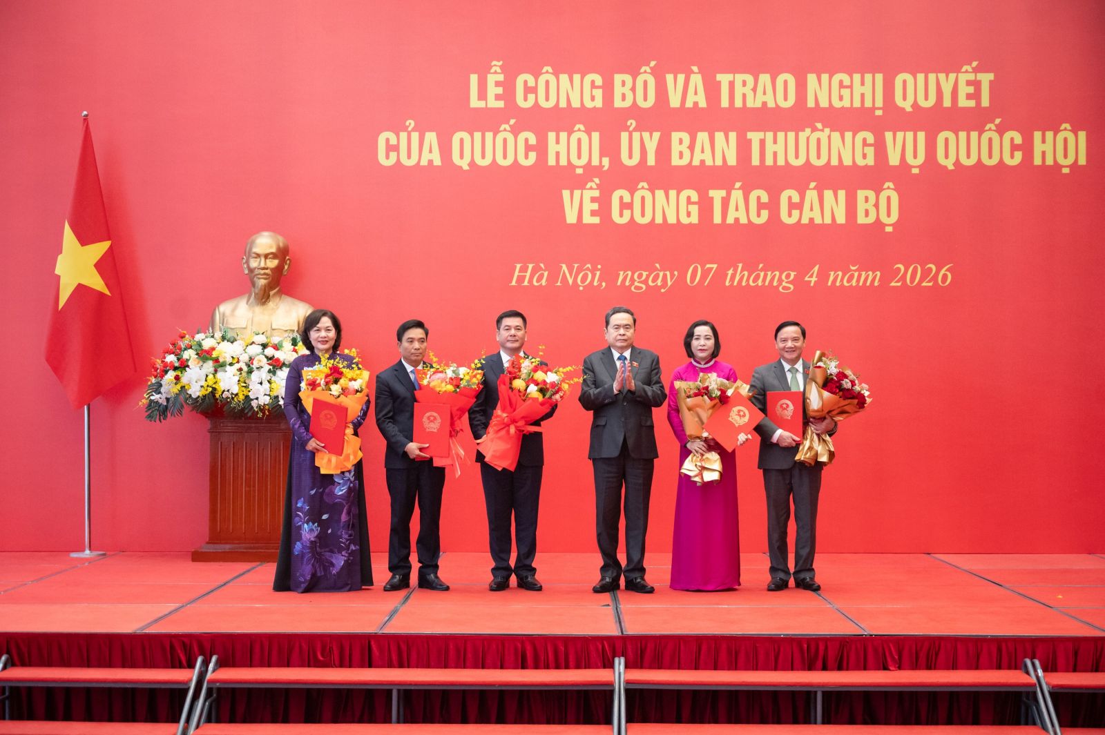 Chủ tịch Quốc hội Trần Thanh Mẫn chủ trì Lễ công bố và trao các Nghị quyết về công tác cán bộ