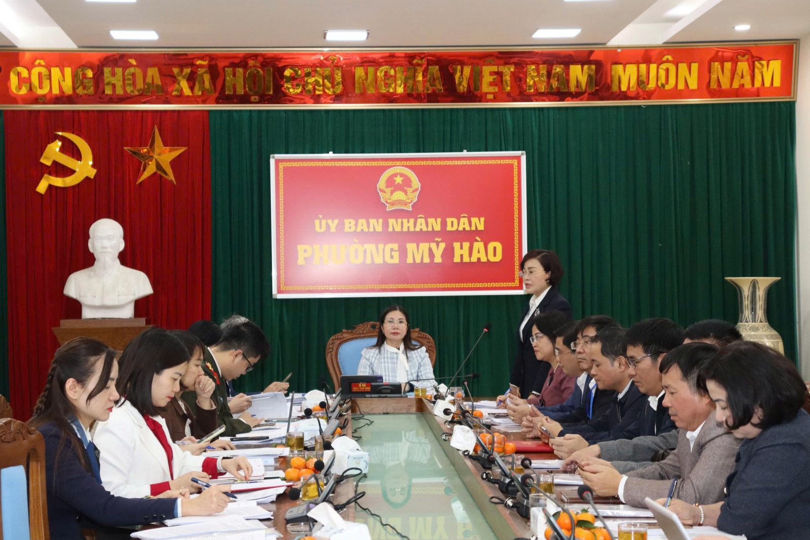 Phó Chủ tịch HĐND tỉnh Trần Thị Tuyết Hương kiểm tra công tác bầu cử tại một số địa phương