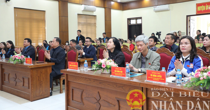 Đoàn ĐBQH tỉnh Hưng Yên thăm, tặng quà gia đình chính sách, đoàn viên và người lao động
