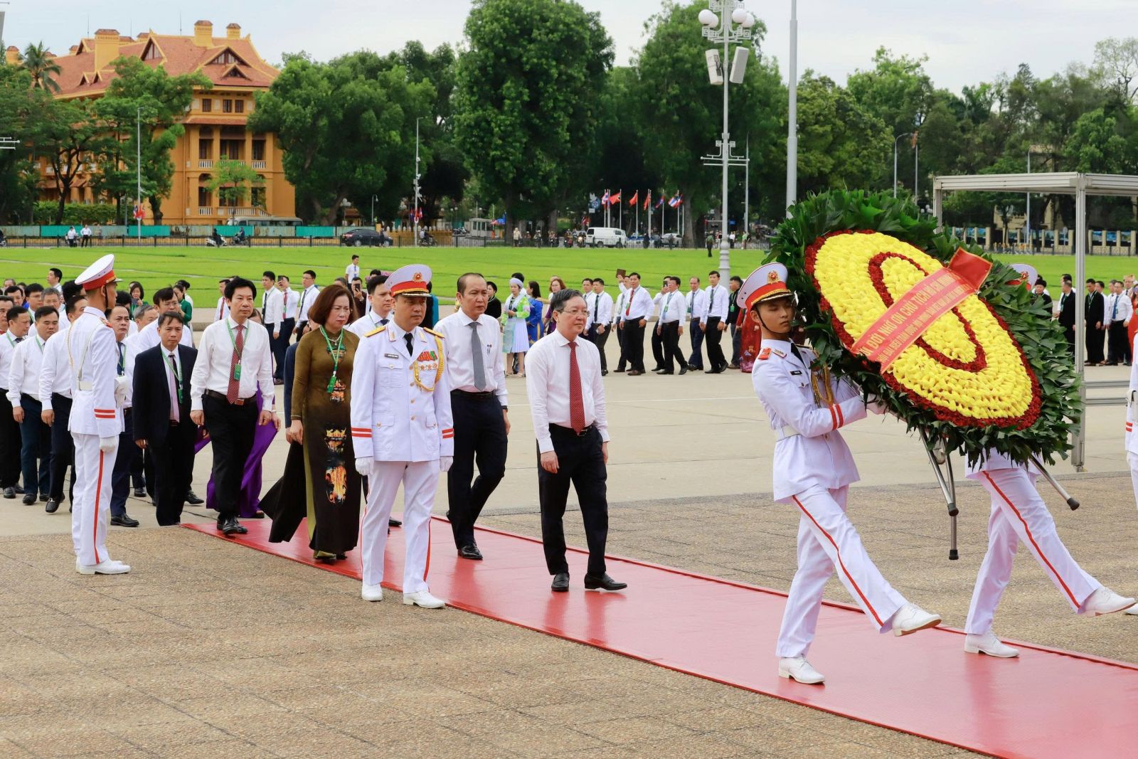 Đại biểu dự Đại hội đại biểu toàn quốc Hội Nông dân Việt Nam lần thứ IX vào Lăng viếng Chủ tịch Hồ Chí Minh