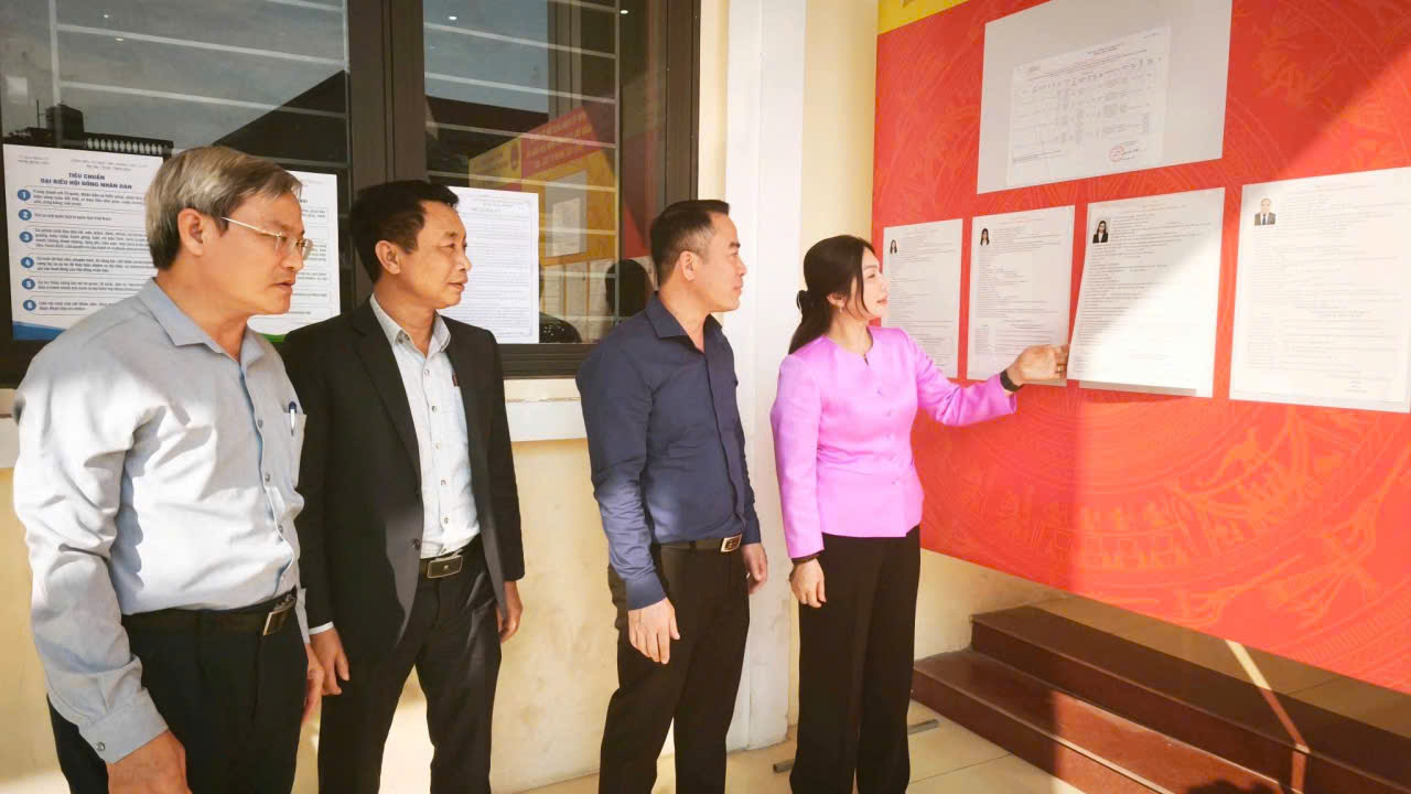 Phó Chủ tịch HĐND tỉnh Trần Thị Tuyết Hương kiểm tra công tác bầu cử