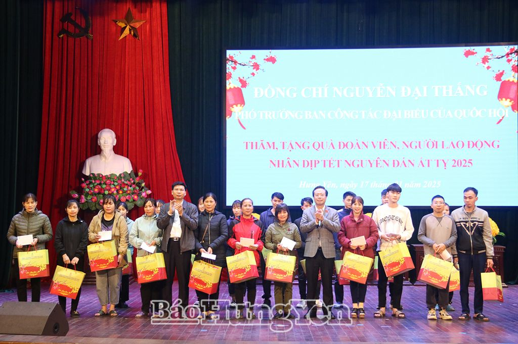 Trao tặng 100 suất quà Tết cho đoàn viên công đoàn, người lao động tại huyện Tiên Lữ