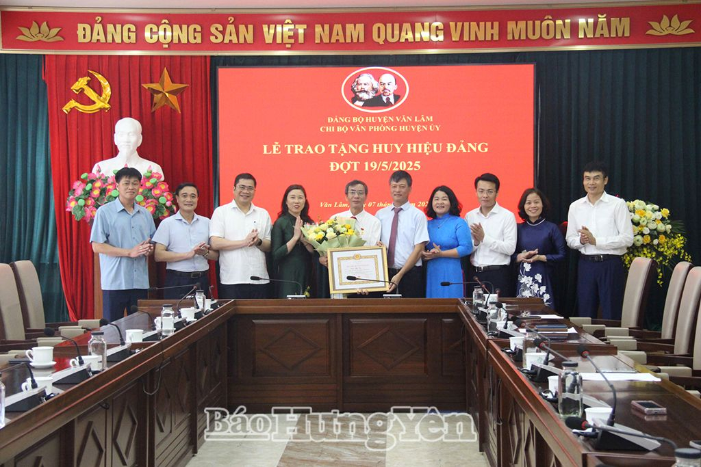 Phó Chủ tịch Thường trực HĐND tỉnh Lê Xuân Tiến trao Huy hiệu Đảng tặng đảng viên tại huyện Văn Lâm