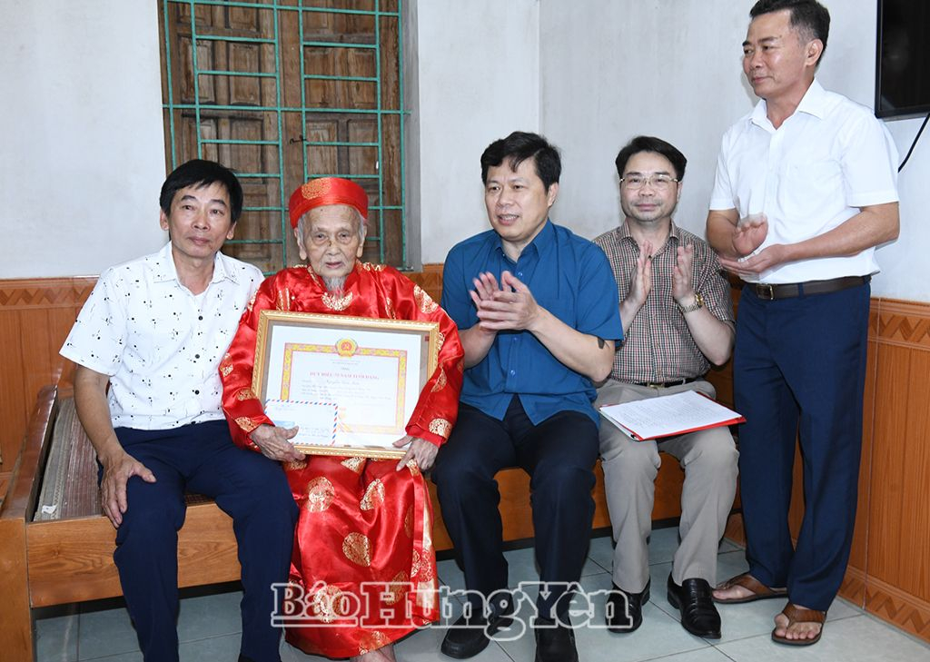 Phó Bí thư Thường trực Tỉnh ủy, Chủ tịch HĐND tỉnh Trần Quốc Toản trao Huy hiệu 75 năm tuổi Đảng tại các huyện: Tiên Lữ, Kim Động