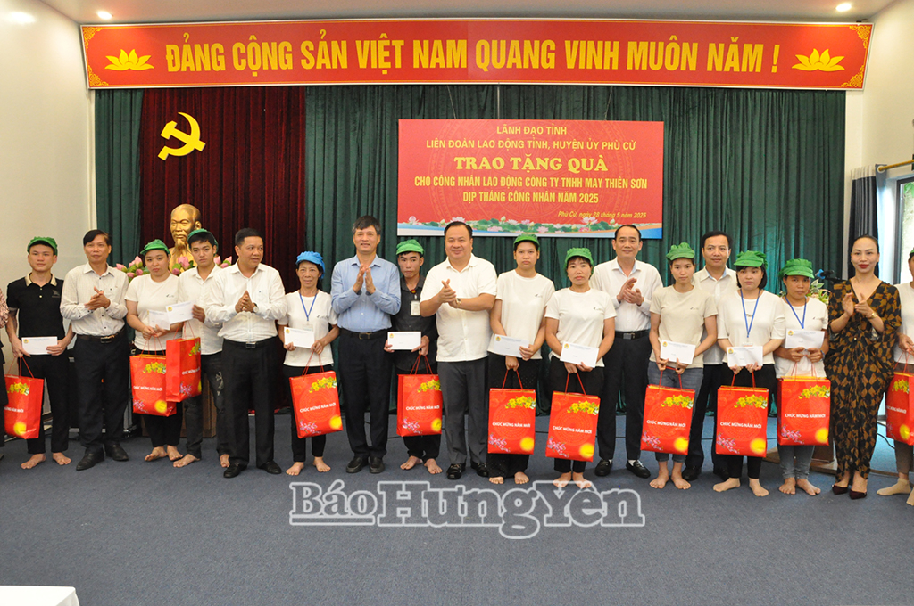 Phó Chủ tịch Thường trực HĐND tỉnh Lê Xuân Tiến tặng quà người lao động có hoàn cảnh khó khăn