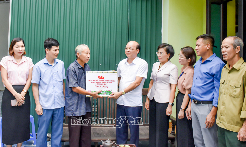 Đồng chí Đặng Thanh Giang, Phó Chủ tịch HĐND tỉnh thăm, tặng quà gia đình chính sách, người có công với cách mạng
