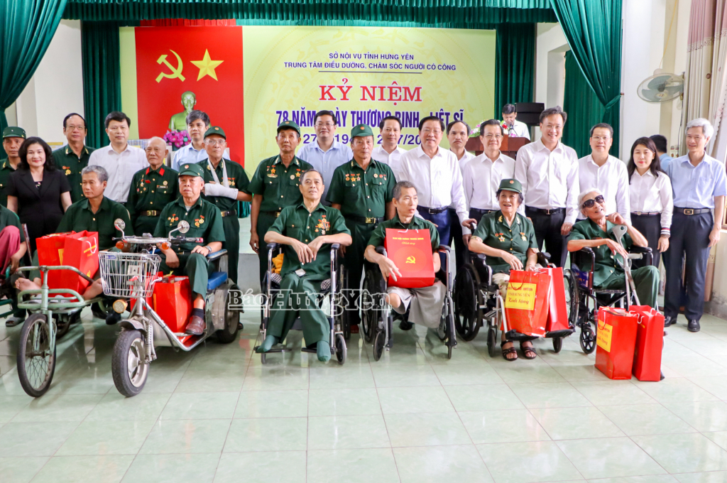Đồng chí Trưởng ban Nội chính Trung ương Phan Đình Trạc thăm, tặng quà tại Trung tâm Điều dưỡng, chăm sóc người có công và Trung tâm Bảo trợ xã hội tổng hợp Thái Bình