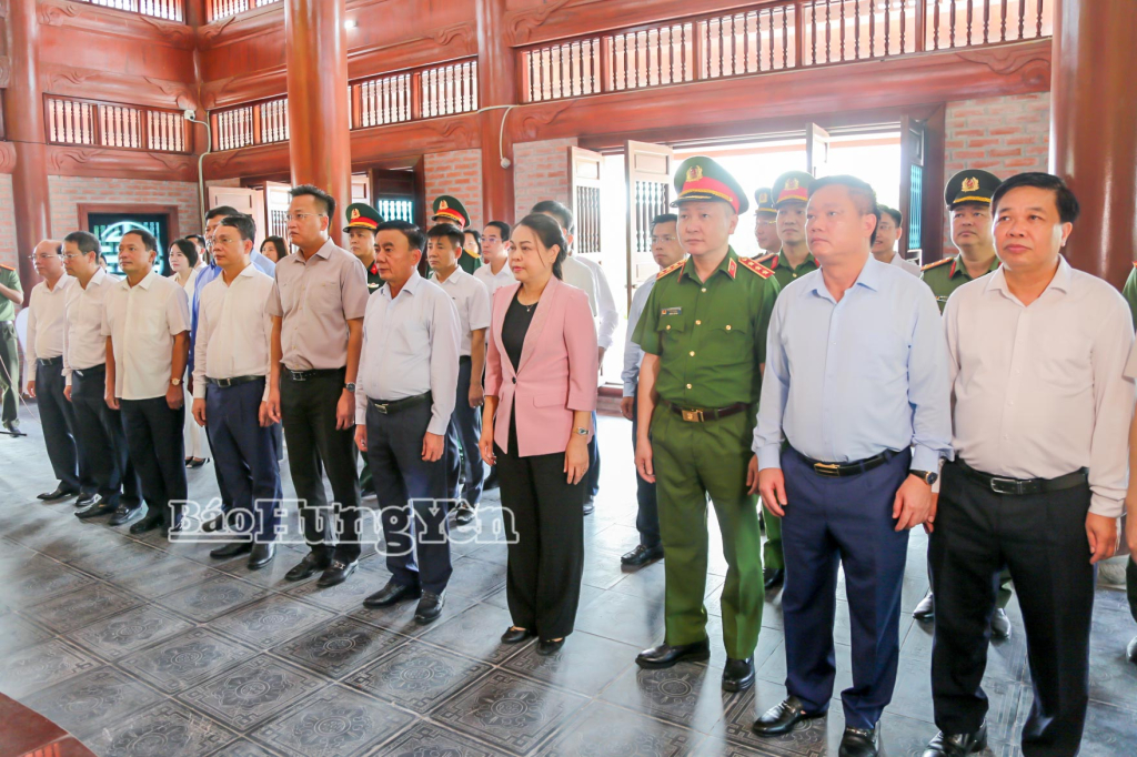 Đồng chí Thường trực Ban Bí thư Trần Cẩm Tú và các đại biểu dâng hương tưởng niệm các Anh hùng liệt sĩ, tặng quà người có công với cách mạng