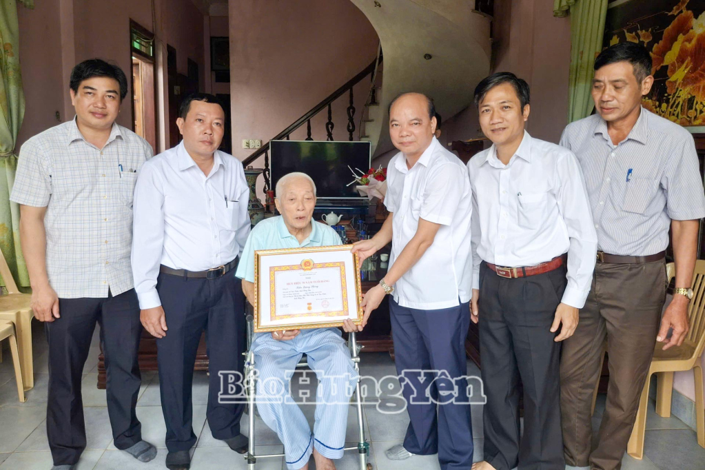 Các xã, phường trong tỉnh tổ chức trao huy hiệu Đảng tặng các đảng viên đợt 2/9/2025