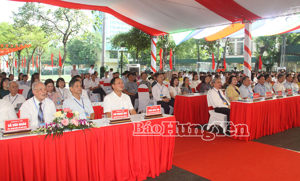 Trường THPT Tô Hiệu: Kỷ niệm 25 năm thành lập và đón nhận cờ thi đua của UBND tỉnh