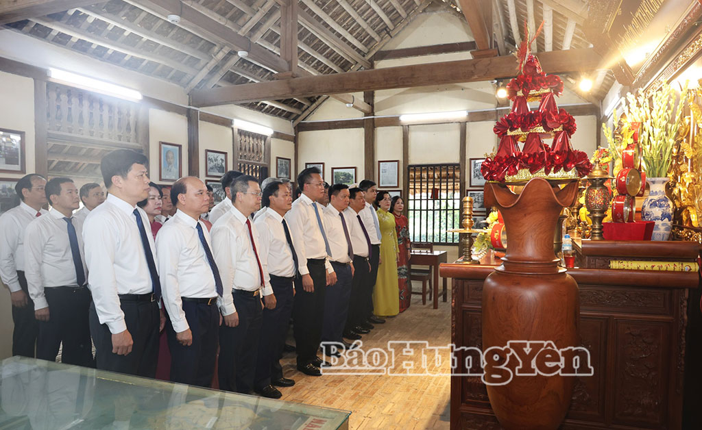 Dâng hương, dâng hoa tưởng nhớ Chủ tịch Hồ Chí Minh, đồng chí Nguyễn Đức Cảnh, Tổng Bí thư Nguyễn Văn Linh và tưởng niệm các Mẹ Việt Nam anh hùng, các anh hùng liệt sĩ