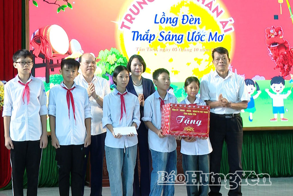 Đồng chí Phó Chủ tịch HĐND tỉnh và đồng chí Hiệu trưởng Trường Chính trị Nguyễn Văn Linh thăm, tặng quà thiếu niên, nhi đồng nhân dịp Tết Trung thu