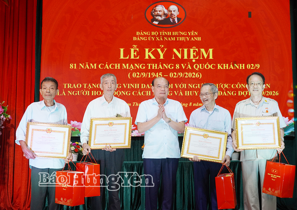 Xã Nam Thuỵ Anh: 80 đảng viên được trao Huy hiệu Đảng