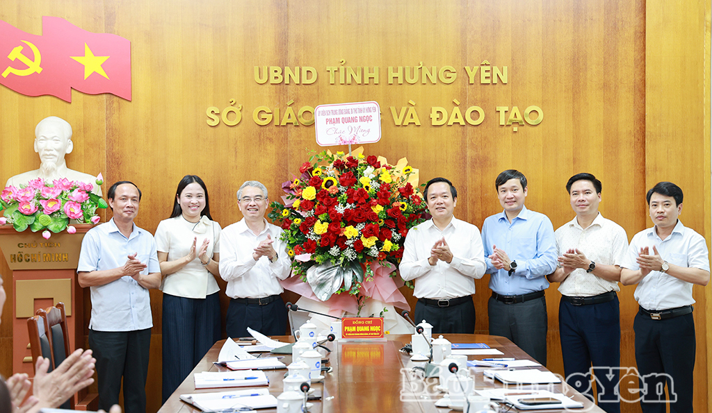 Đồng chí Bí thư Tỉnh uỷ Phạm Quang Ngọc động viên, chúc mừng cán bộ, giáo viên, học sinh trước thềm năm học mới