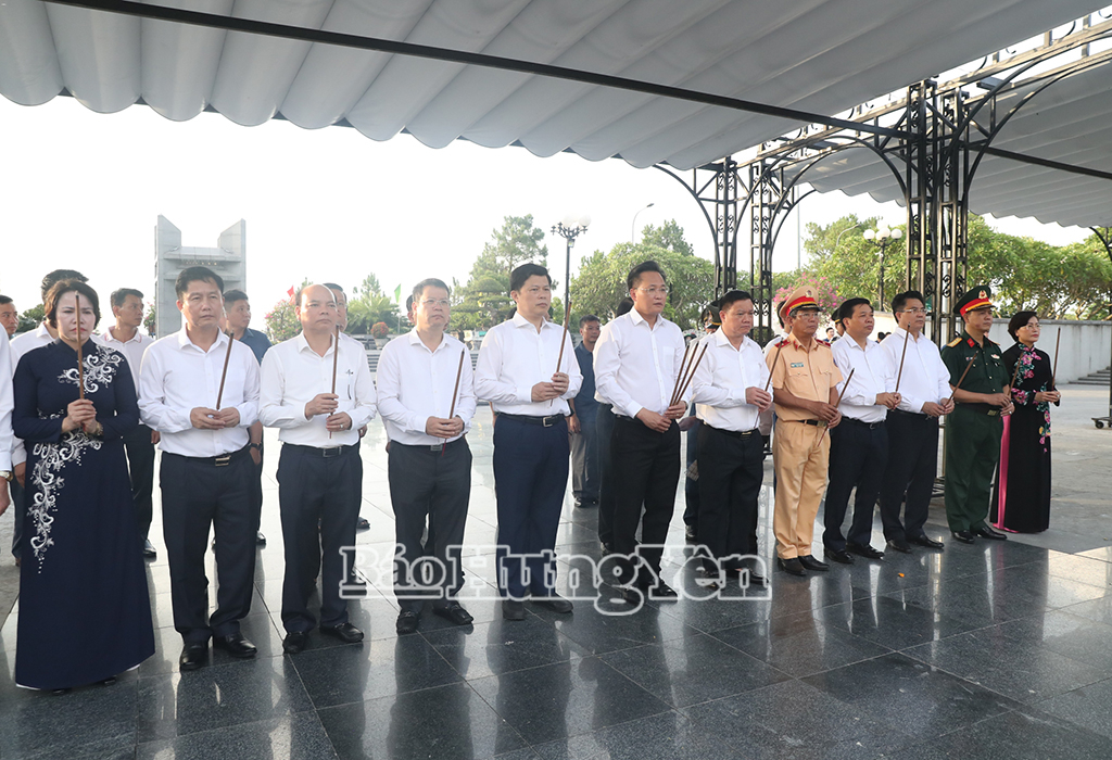 Đoàn cán hộ tỉnh Hưng Yên dâng hương, dâng hoa tưởng niệm anh hùng liệt sỹ tại tỉnh Quảng Trị