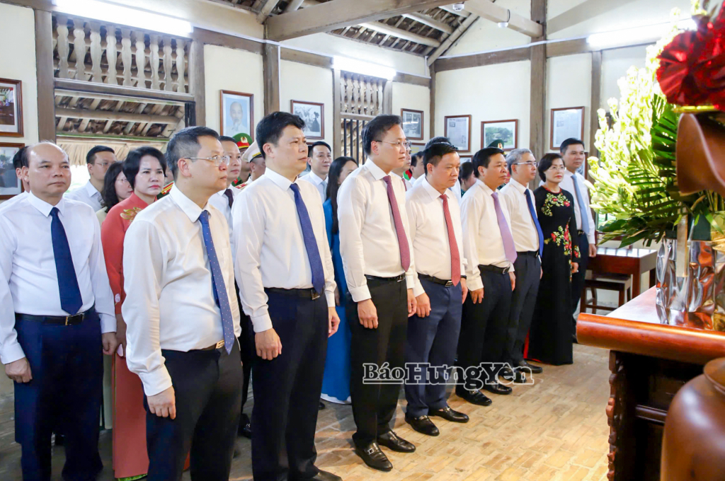 Đoàn đại biểu Tỉnh uỷ, HĐND, UBND, Uỷ ban MTTQ Việt Nam tỉnh dâng hương nhân kỷ niệm 78 năm Ngày Thương binh - Liệt sỹ