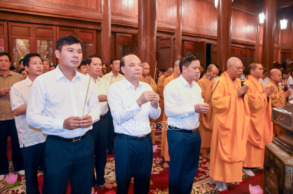 Đồng chí Nguyễn Khắc Thận, Phó Bí thư Tỉnh uỷ, Chủ tịch UBND tỉnh dự lễ thắp nến tri ân các anh hùng liệt sỹ