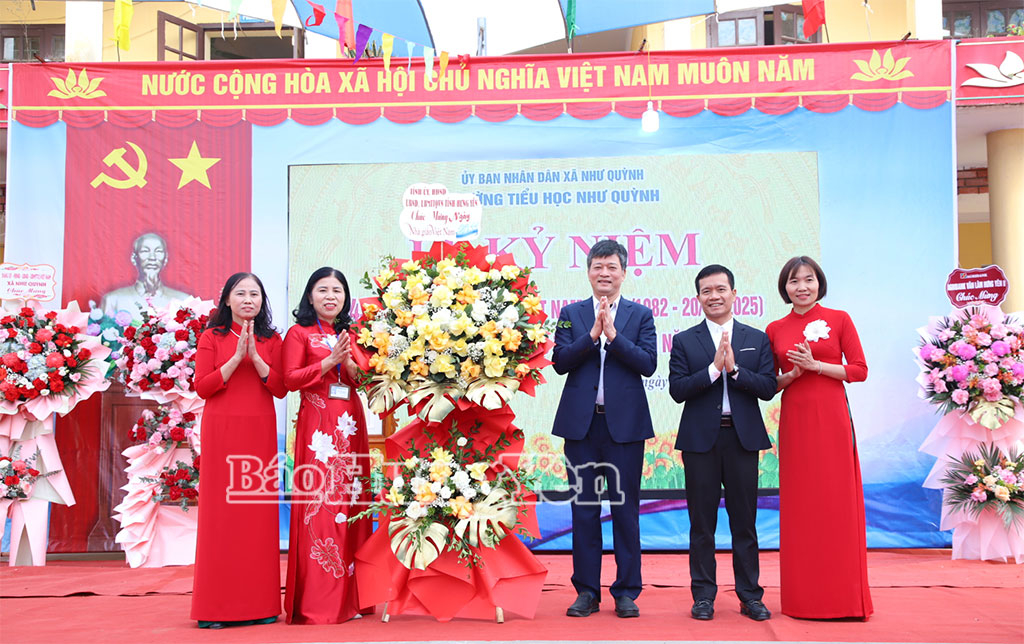 Các đồng chí lãnh đạo tỉnh chúc mừng cơ quan quản lý giáo dục, cơ sở giáo dục và đạo tạo trong tỉnh nhân kỷ niệm ngày 20/11