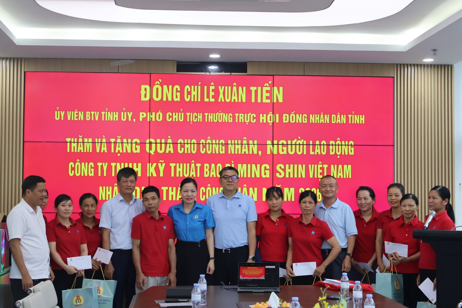 Đồng chí Lê Xuân Tiến, Ủy viên Ban Thường vụ Tỉnh ủy, Phó Chủ tịch Thường trực HĐND tỉnh thăm, tặng quà đoàn viên, người lao động có hoàn cảnh khó khăn