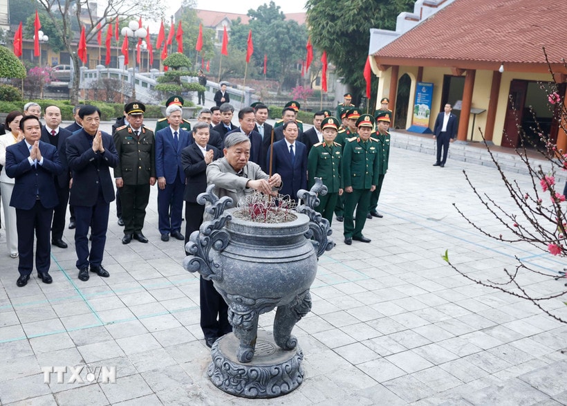 Tổng Bí thư Tô Lâm dâng hương tưởng niệm các đồng chí lãnh đạo tiền bối