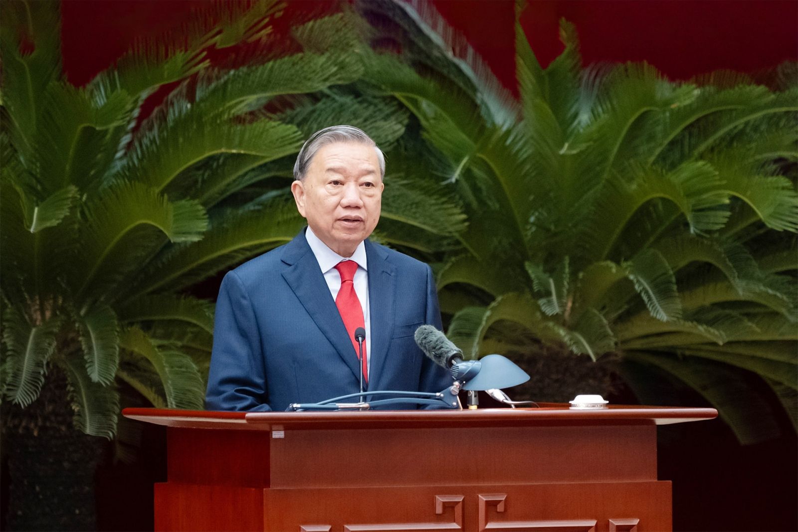 Phát triển đất nước là nhiệm vụ bao trùm, xuyên suốt; xác định đúng mô hình phát triển và tạo tốc độ tăng trưởng kinh tế là vấn đề rất trọng tâm, cốt lõi