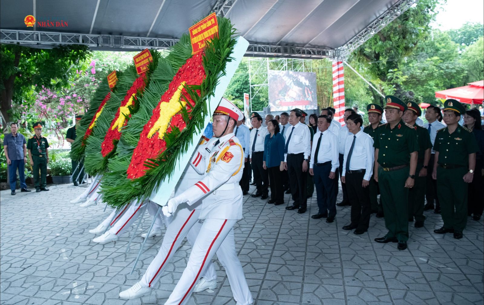Chủ tịch Quốc hội Trần Thanh Mẫn dâng hương tưởng niệm cố Tổng Bí thư Trần Phú và các Anh hùng liệt sĩ tại Công viên Lê Thị Riêng
