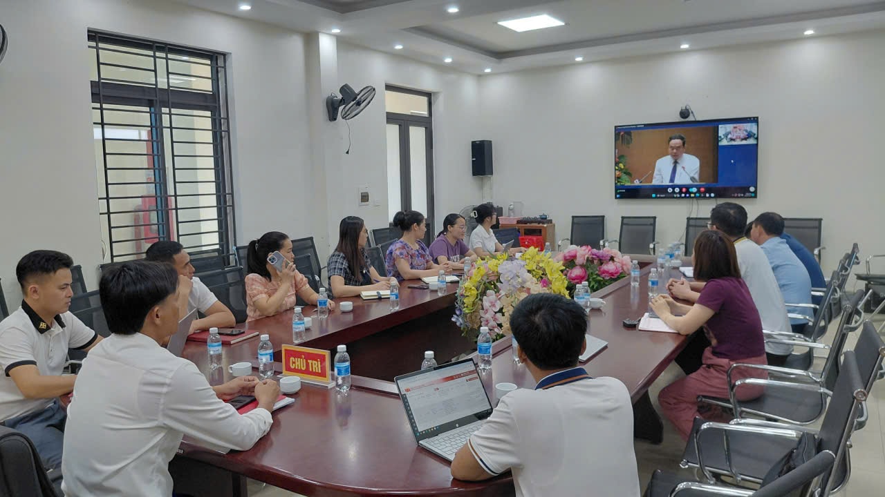 Bài 1: Ai quản lý công chức hỗ trợ HĐND cấp xã?