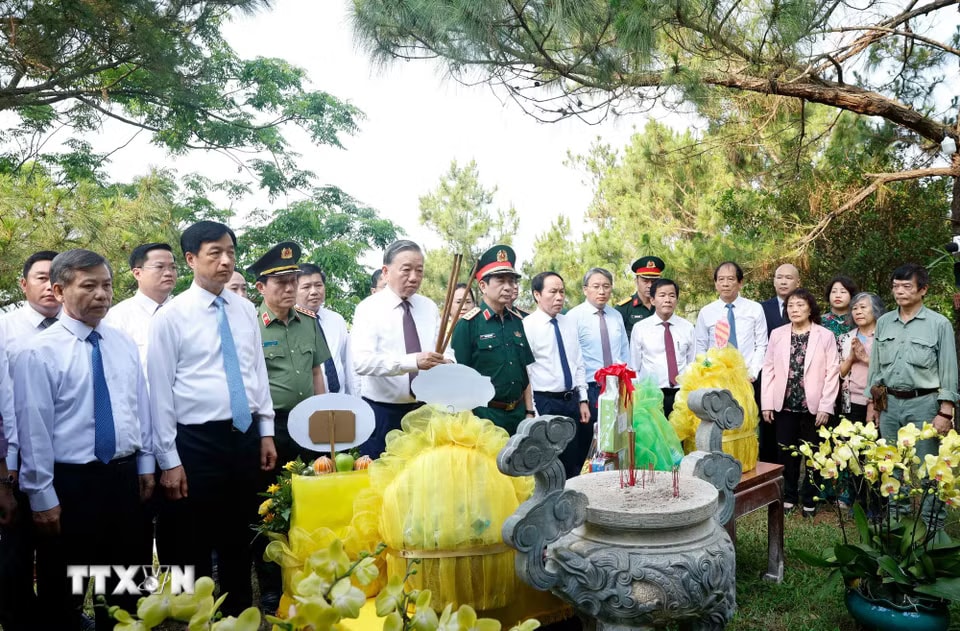 Tổng Bí thư, Chủ tịch nước Tô Lâm dâng hương tưởng niệm Đại tướng Võ Nguyên Giáp và các Anh hùng liệt sĩ tại Quảng Trị