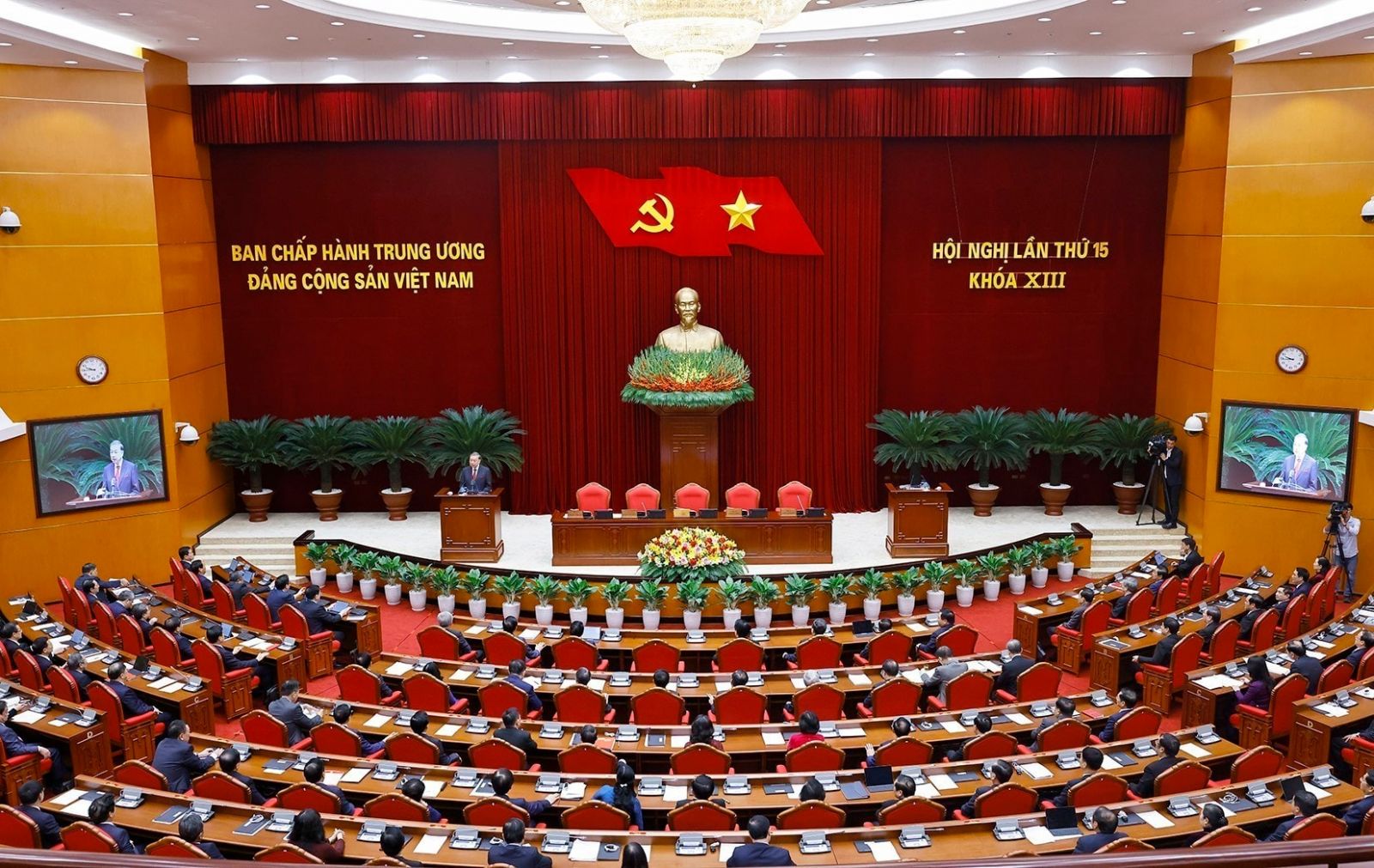 Đột phá mạnh mẽ về thể chế phát triển