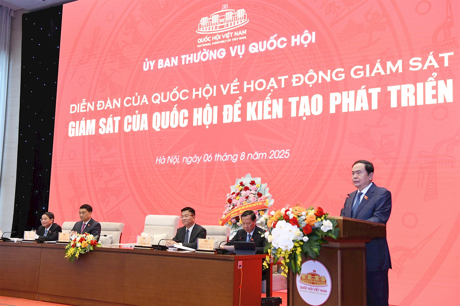 Chú trọng giám sát thường xuyên, giám sát đột xuất để kịp thời phát hiện, tháo gỡ các khó khăn, vướng mắc