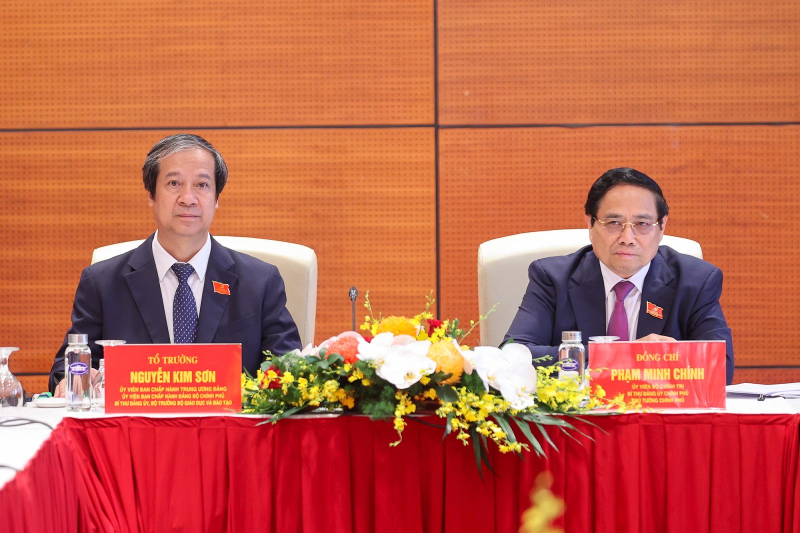 Đại hội Đảng bộ Chính phủ lần thứ I thảo luận tại tổ về các dự thảo văn kiện
