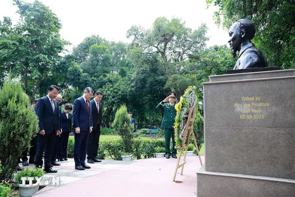 Thủ tướng Lê Minh Hưng tưởng niệm Chủ tịch Hồ Chí Minh tại New Delhi