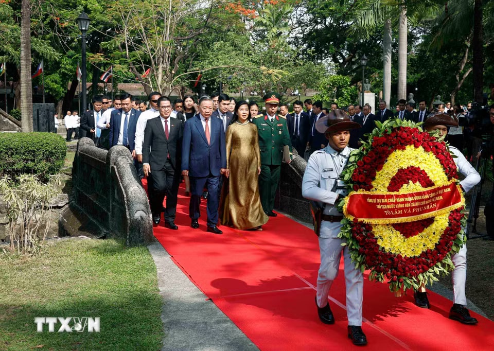 Tổng Bí thư, Chủ tịch nước Tô Lâm dâng hoa tại Tượng đài Chủ tịch Hồ Chí Minh ở Philippines