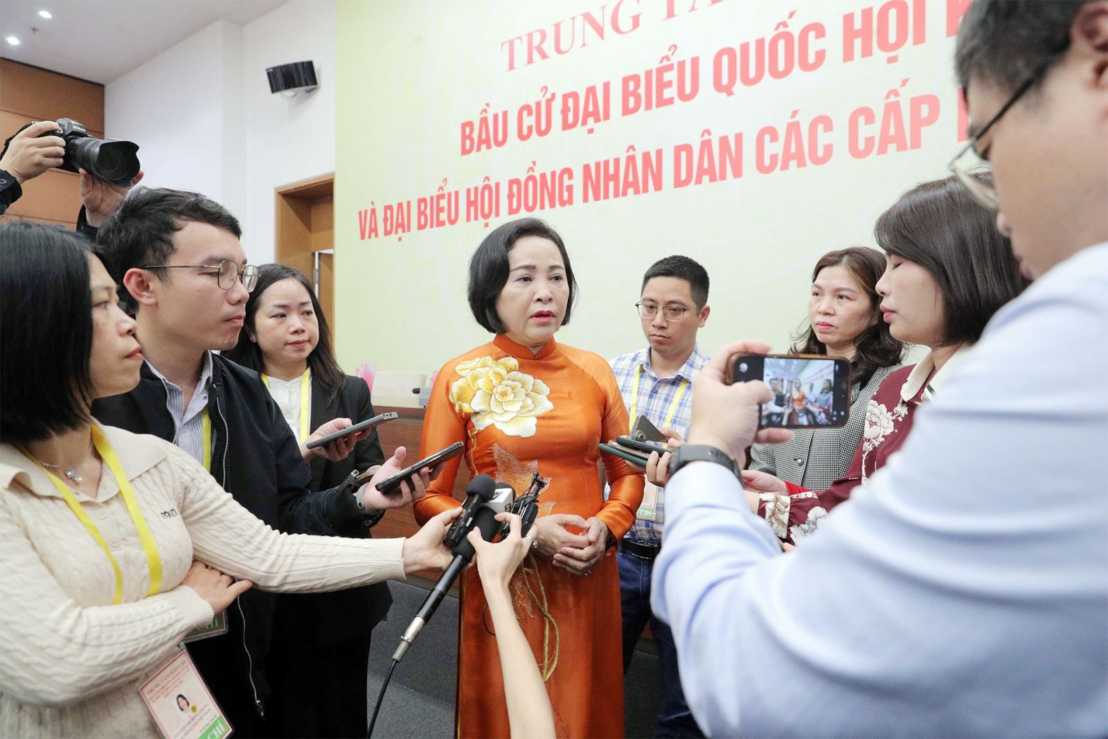 Phó Chủ tịch Quốc hội Nguyễn Thị Thanh: Đến 16h ngày 15/3: đã có 5/34 tỉnh có tỷ lệ cử tri đi bầu đạt sát mức 100%