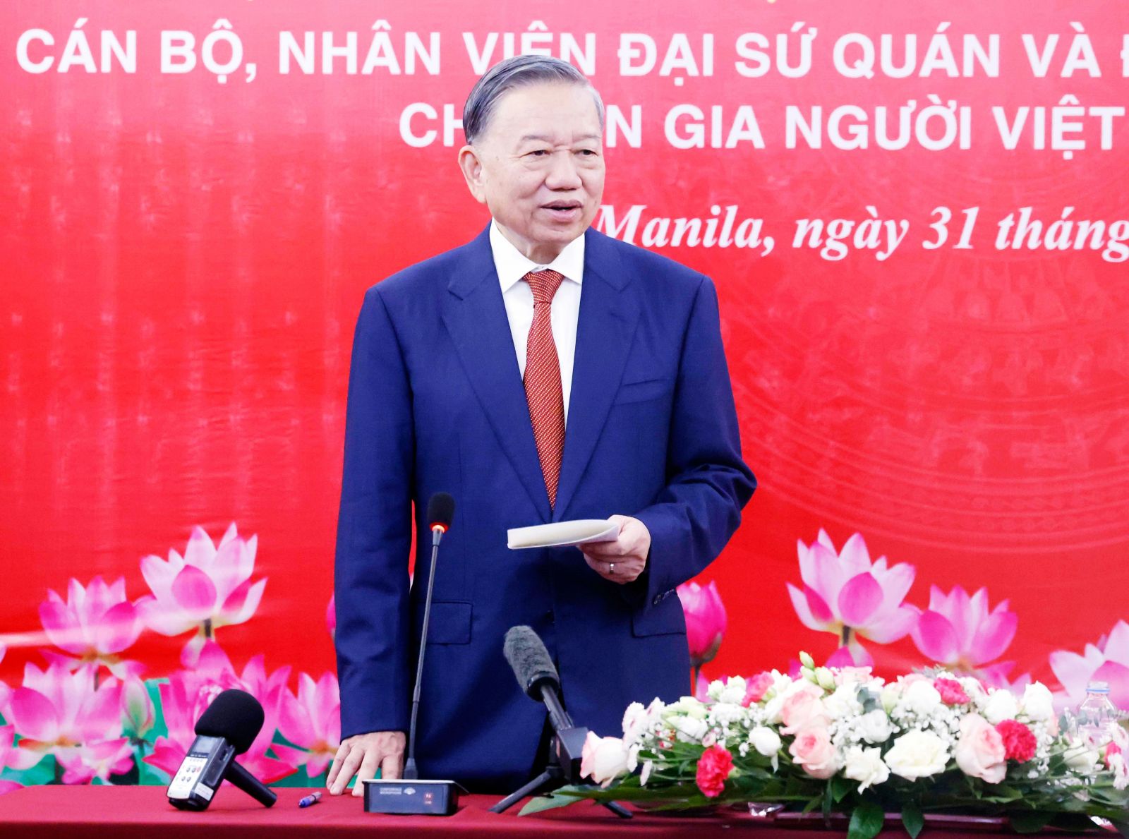 Tổng Bí thư, Chủ tịch nước và Phu nhân gặp gỡ cộng đồng người Việt Nam tại Philippines