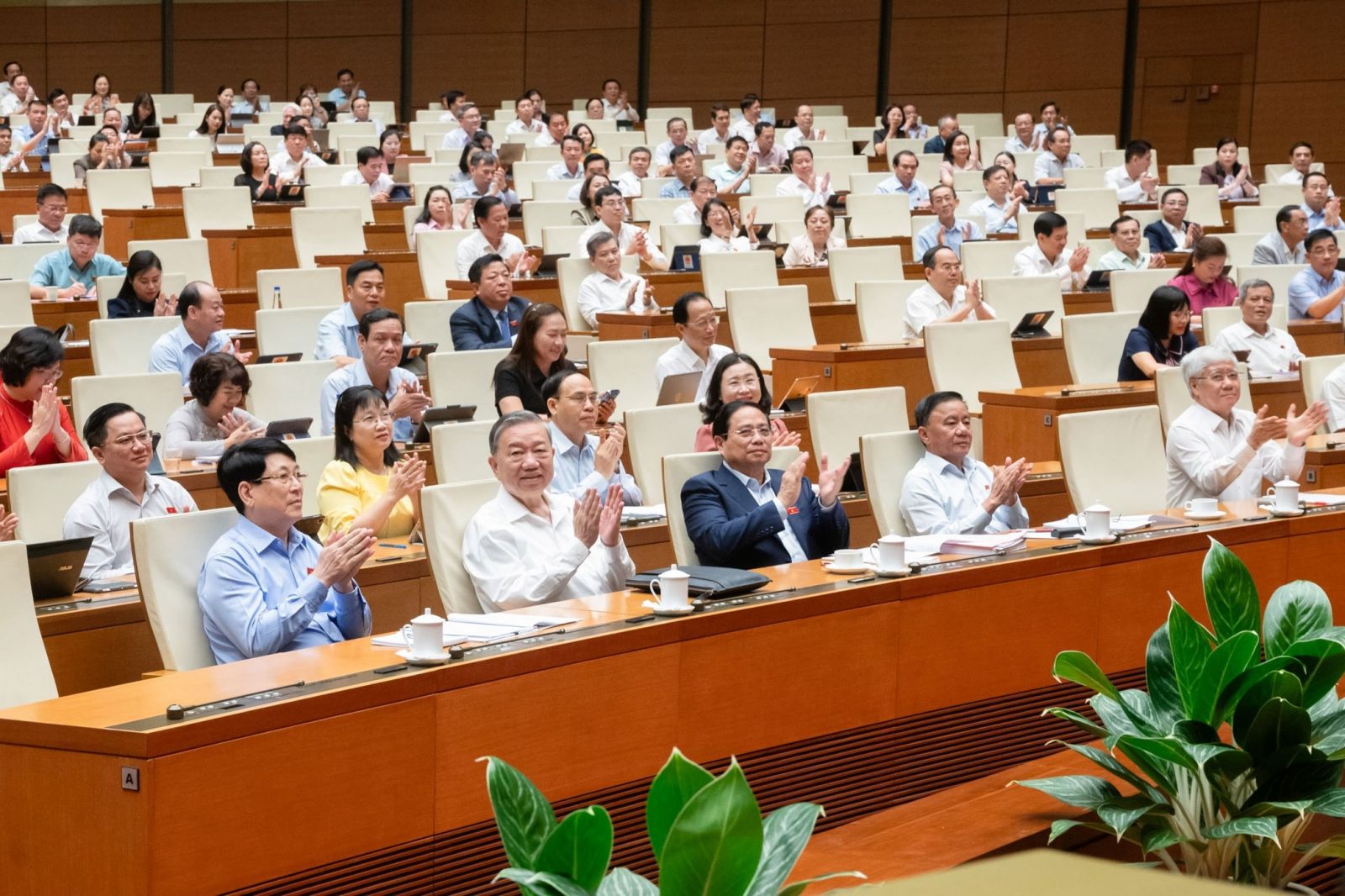 Từ Hội nghị Diên Hồng lịch sử đến Hội trường Diên Hồng hôm nay - từng quyết định sửa đổi để phát triển, can đảm để cải cách, đổi mới để đi xa - mạch nguồn lịch sử chưa bao giờ ngắt quãng mà luôn gắn kết, tiếp nối và phát triển.