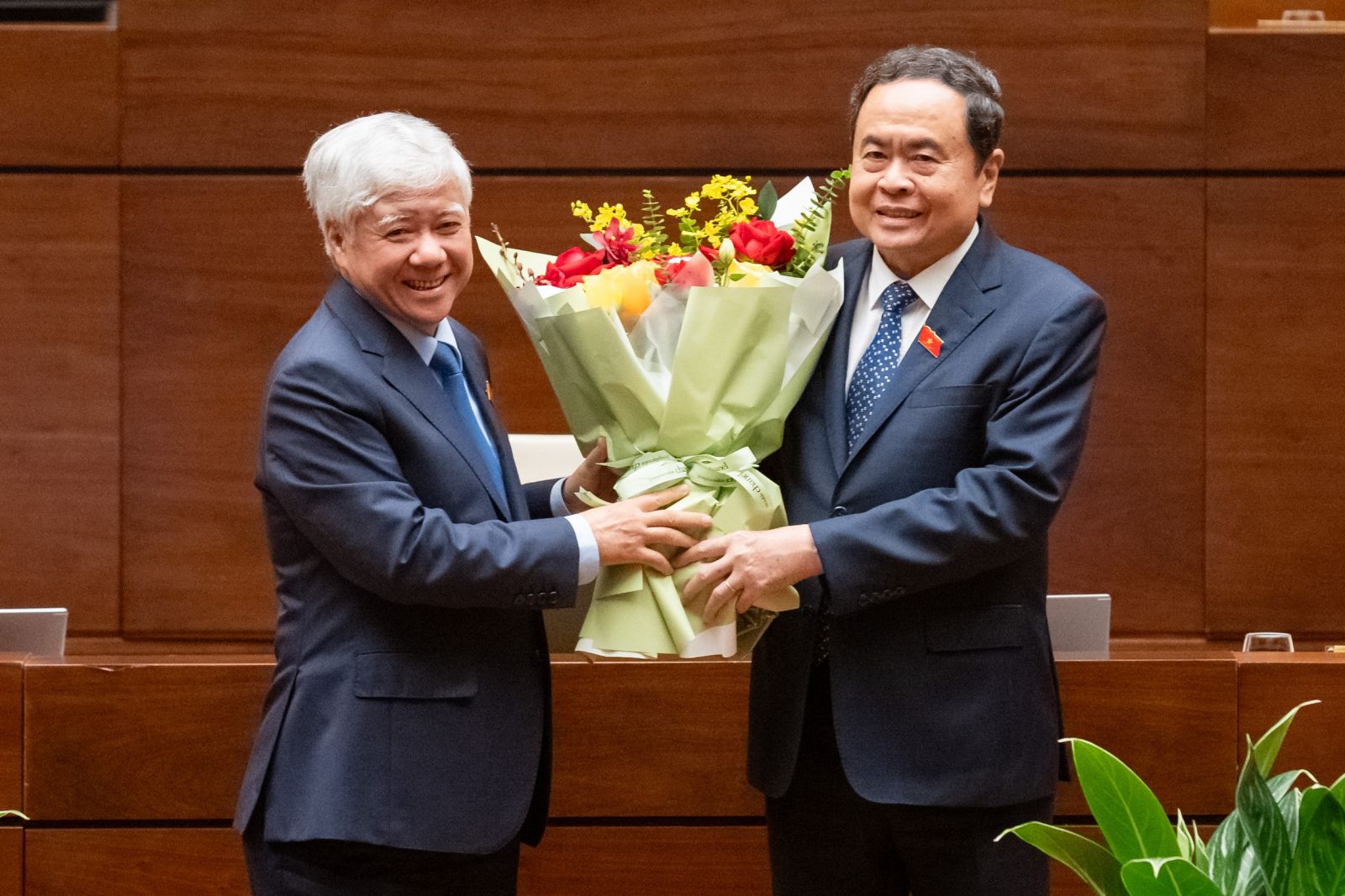 Thông qua Nghị quyết phê chuẩn đề nghị của Chủ tịch Hội đồng bầu cử quốc gia về danh sách Phó Chủ tịch Hội đồng bầu cử quốc gia và Ủy viên Hội đồng bầu cử quốc gia