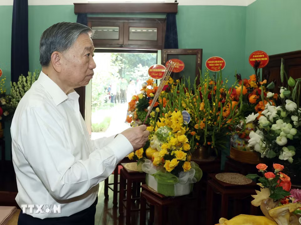 Tổng Bí thư, Chủ tịch nước Tô Lâm dâng hương tưởng nhớ Chủ tịch Hồ Chí Minh