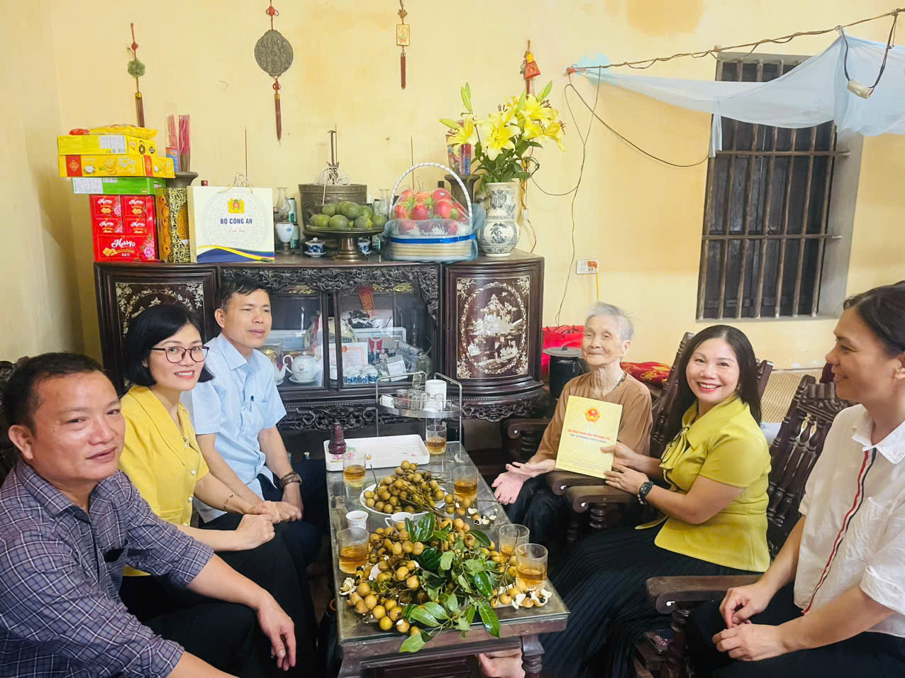 Văn phòng Đoàn ĐBQH và HĐND tỉnh Hưng Yên thăm hỏi và tặng quà gia đình người có công