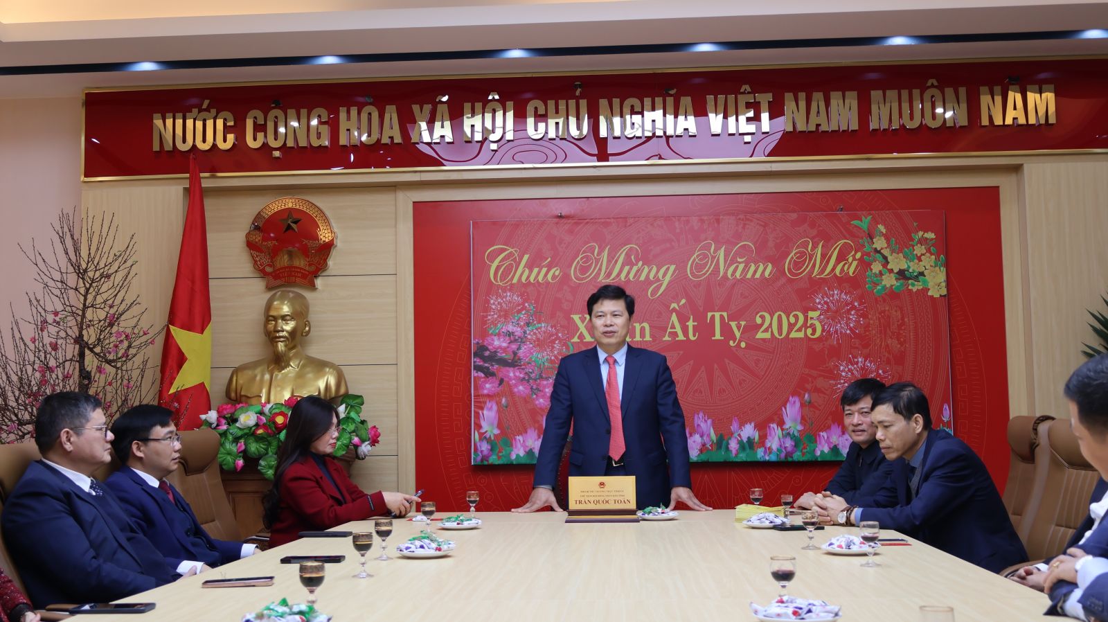 Phó Bí thư Thường trực Tỉnh uỷ, Chủ tịch HĐND tỉnh gặp mặt đầu Xuân cán bộ, công chức, người lao động Văn phòng Đoàn ĐBQH và HĐND tỉnh